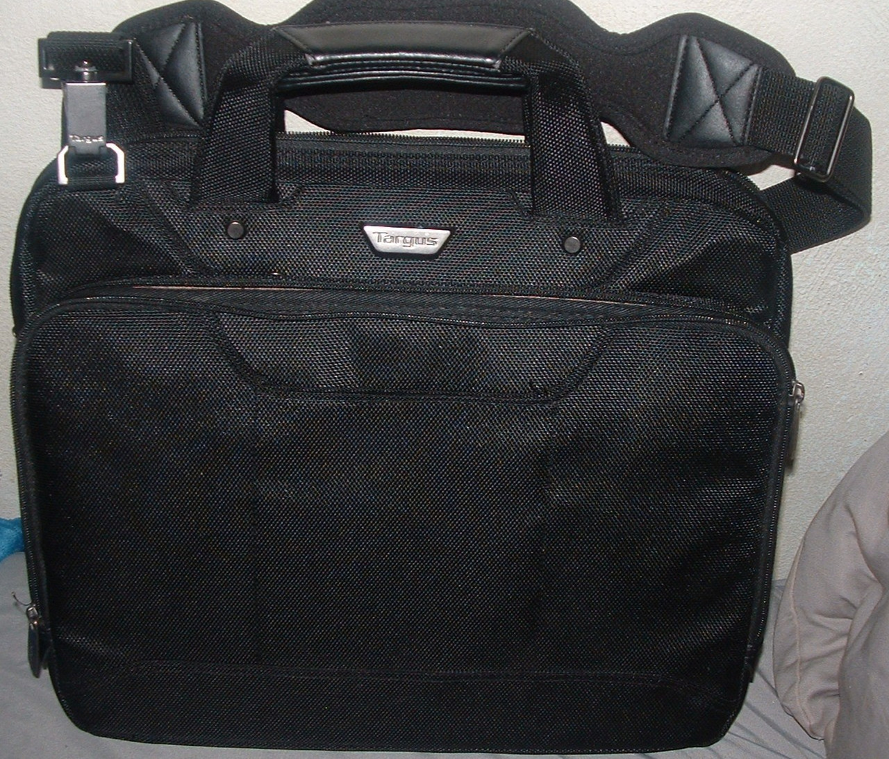 Targus Black Corporate Traveler Laptop Briefcase Laptop Bag (CUCT02UT14-52) NWOT