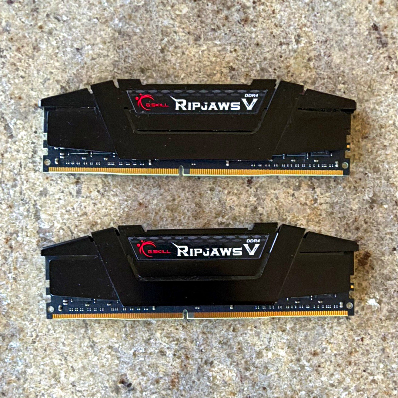 G.SKILL Ripjaws V 32GB (2x16GB) DDR4-4000 DIMM Intel XMP F4-4000C18D