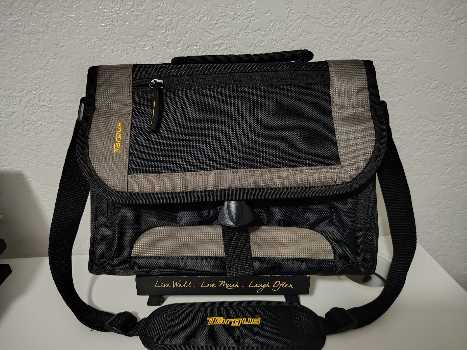 Targus TSM 148-50 Black/Gray Notebook Tablet Electronics Messenger Travel Bag