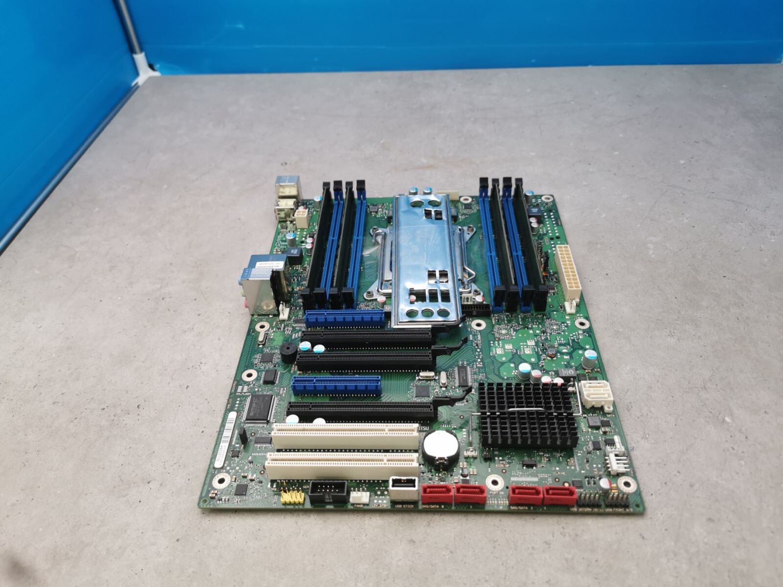 Fujitsu D3128-B25 GS 1 Intel C600 (prof. X79) Socket 2011 w/ Processor + RAM