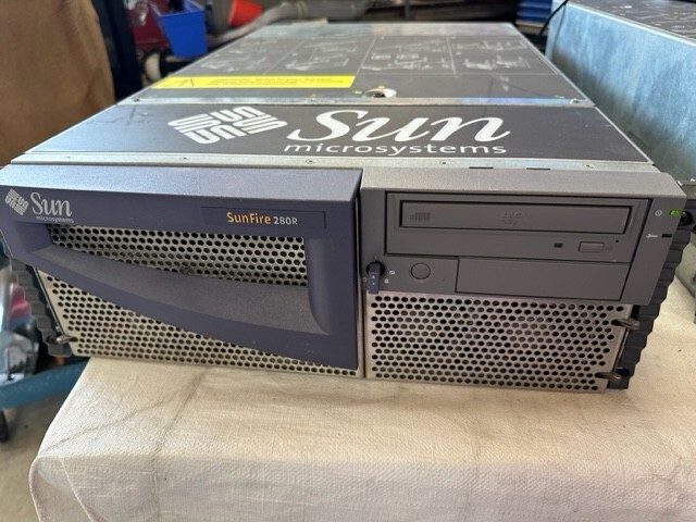 Sun Microsystems SunFire 280R POWERS ON READ DESCRIPTION 600-7243-01