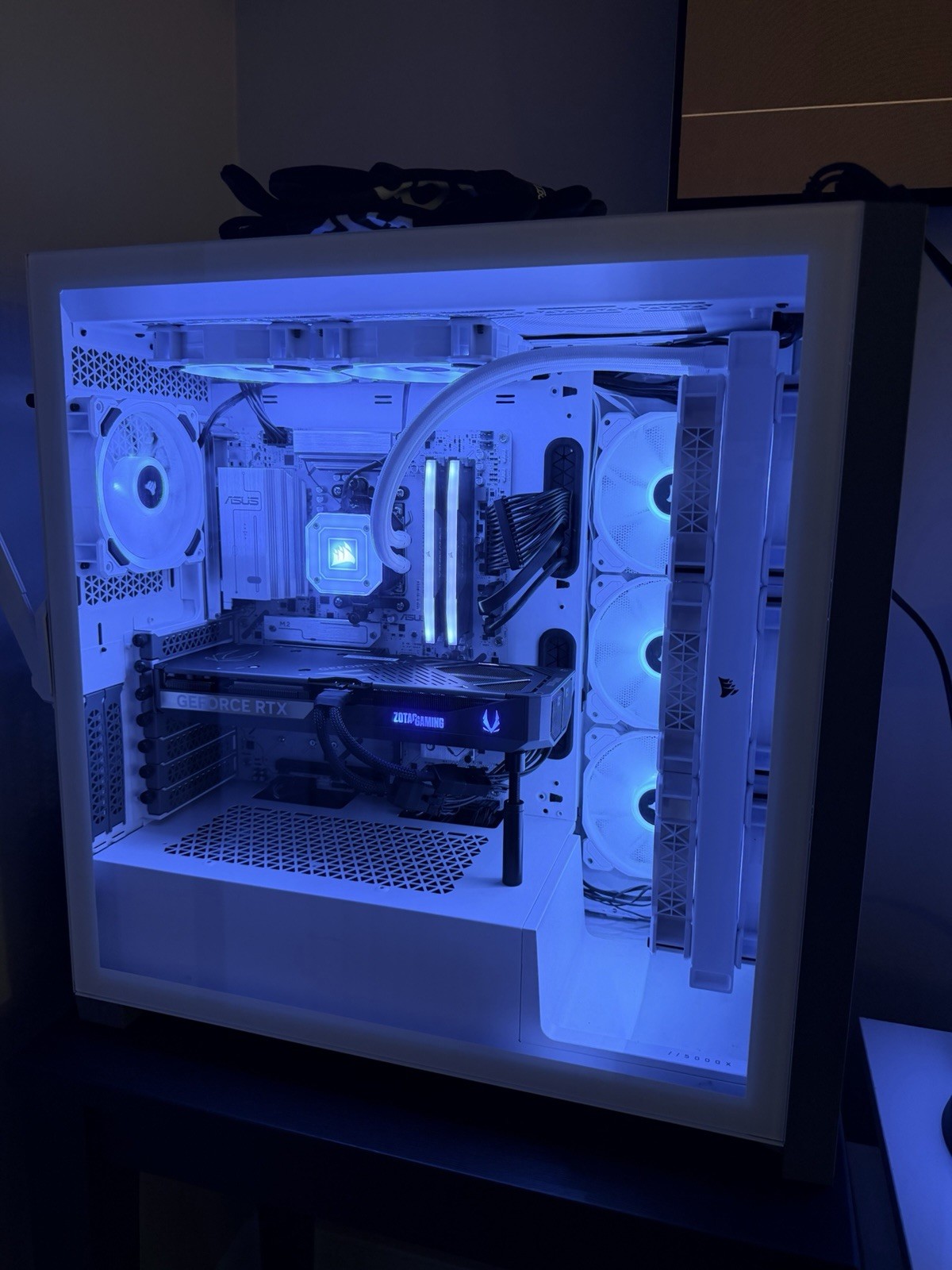 Custom/Whitebox White RGB Gaming AMD Ryzen 7 7800X3D RTX 5070 32GB