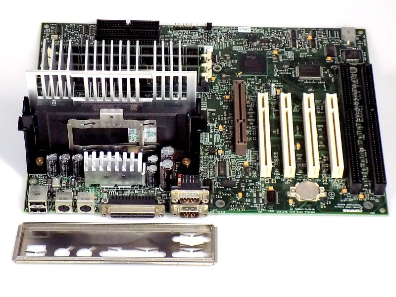 HP Compaq 118053-001 + Intel P3 700Mhz + 768MB SDRAM - Motherboard CPU RAM Bundle