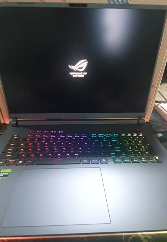 ASUS ROG Strix G18 G815LR-S9199 / FreeDOS 18" RTX5070Ti Ultra9 32GB/1TB