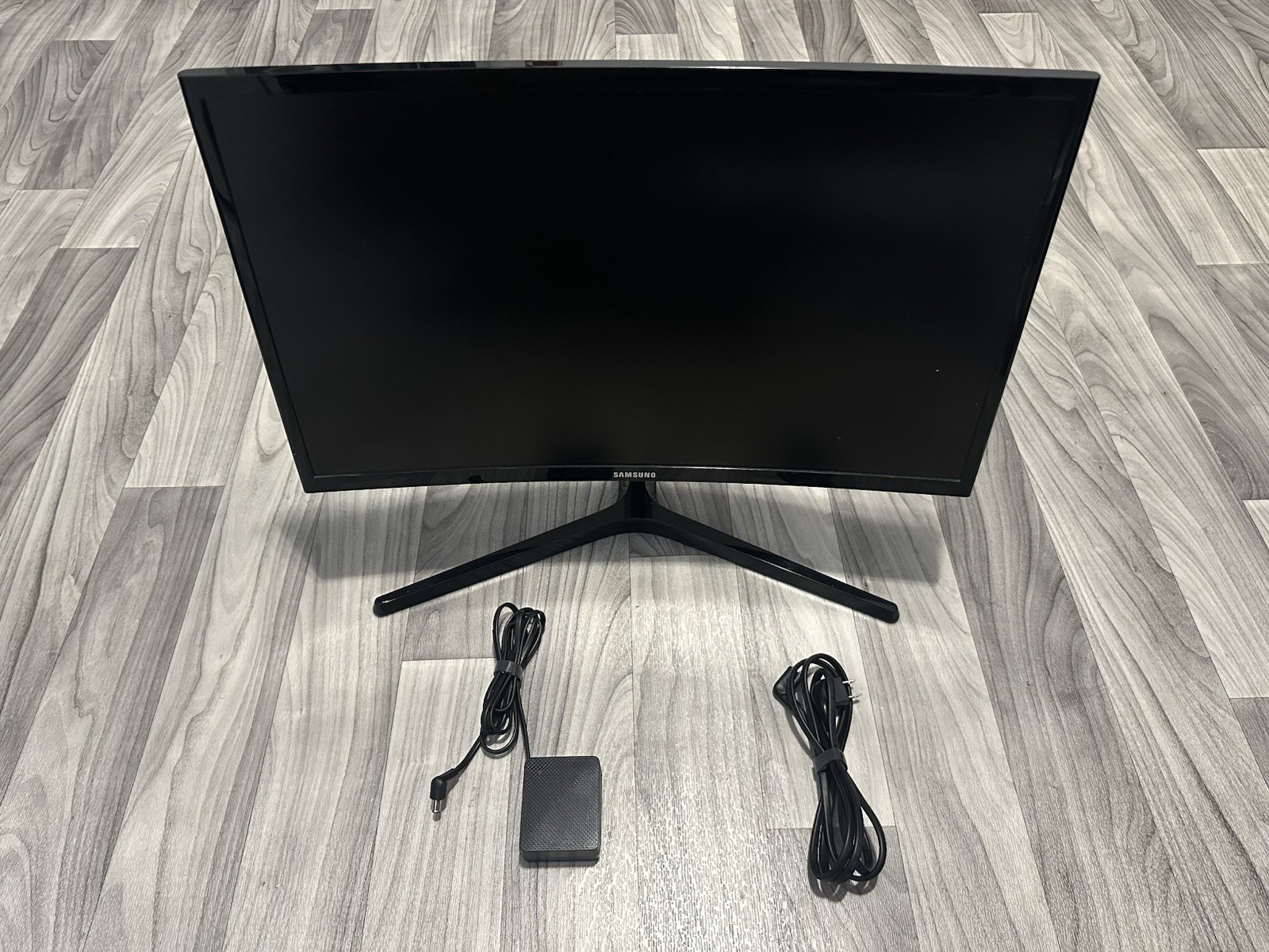 Samsung Odyssey CRG5 24" Curved Gaming Monitor (144Hz, 1920 x 1080) - Excellent