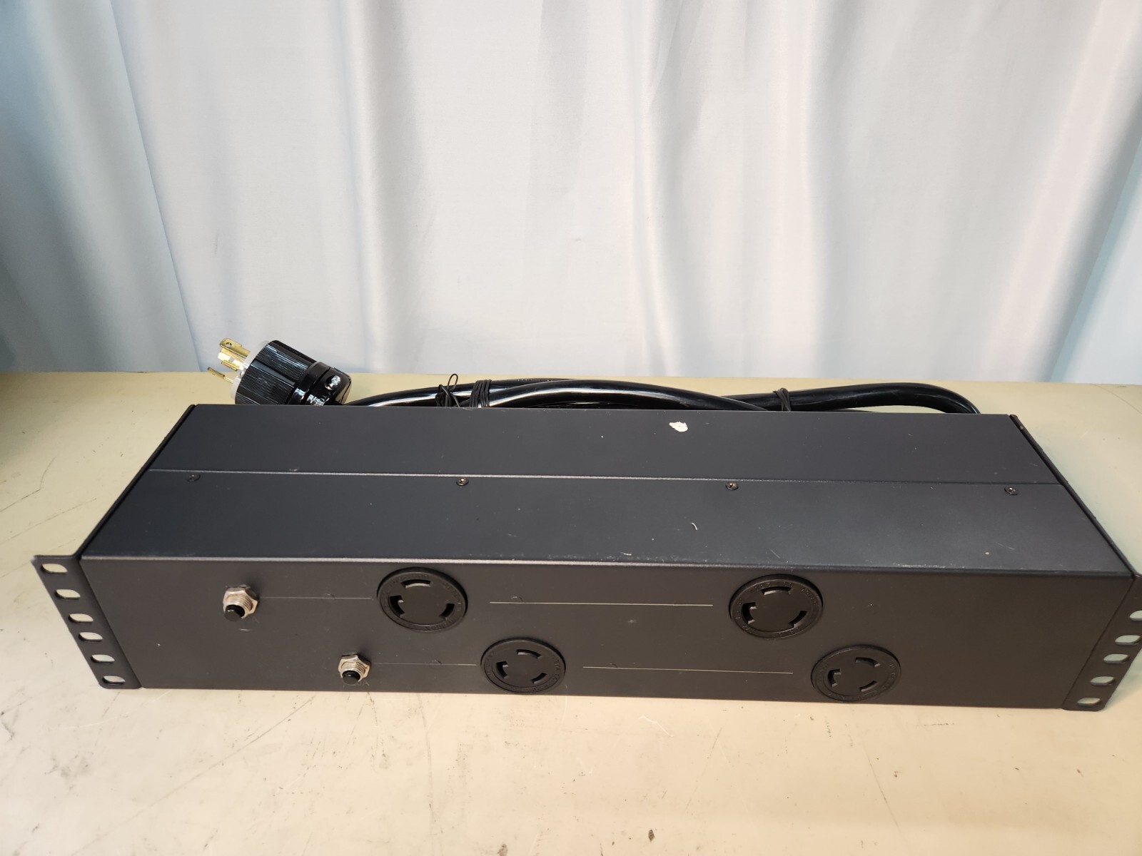 New NOS Extreme Power Conversion XPD31 90000251 Power Distribution Unit
