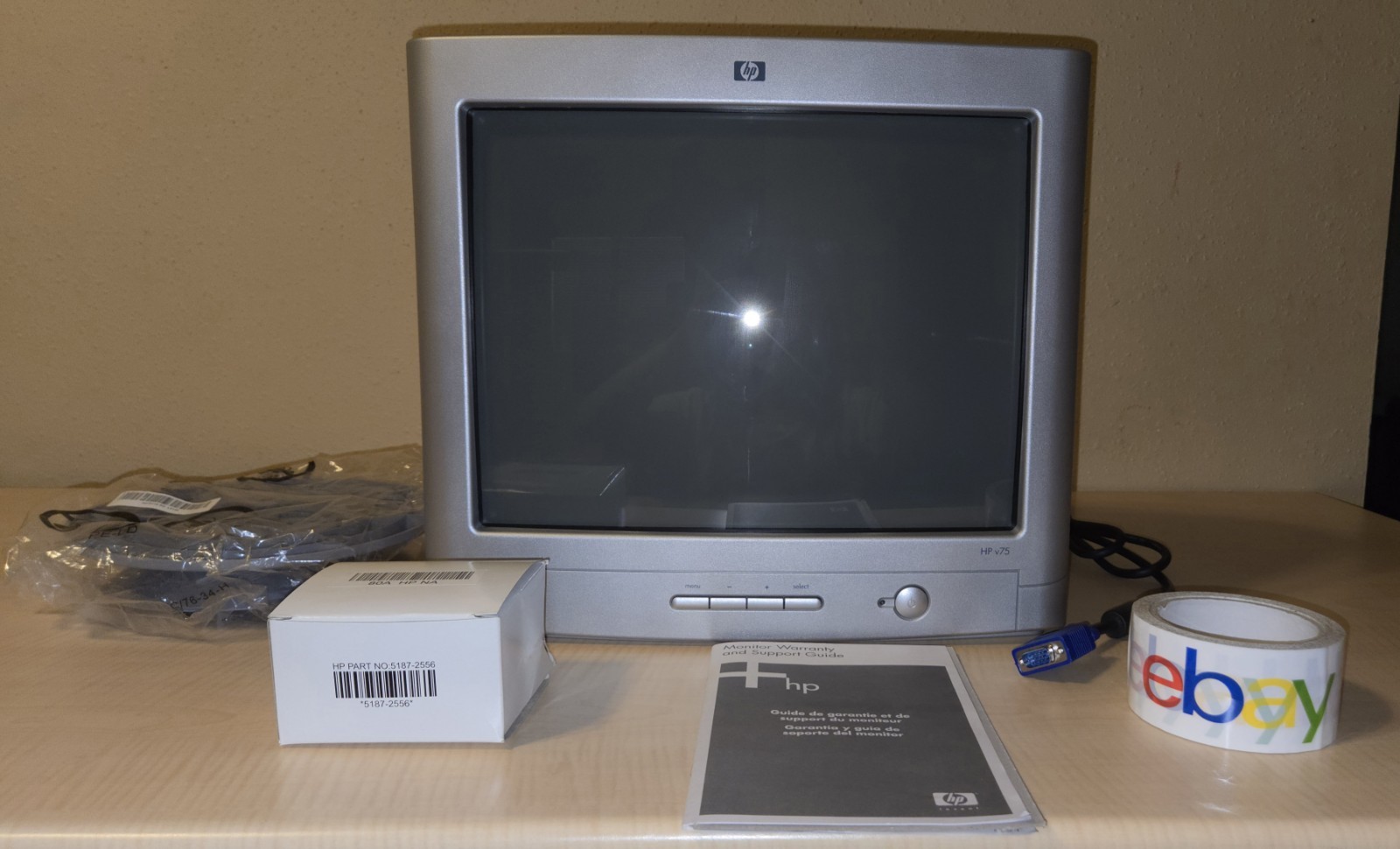 New HP v75 Monitor 17" Retro CRT TV Monitor with Stand  