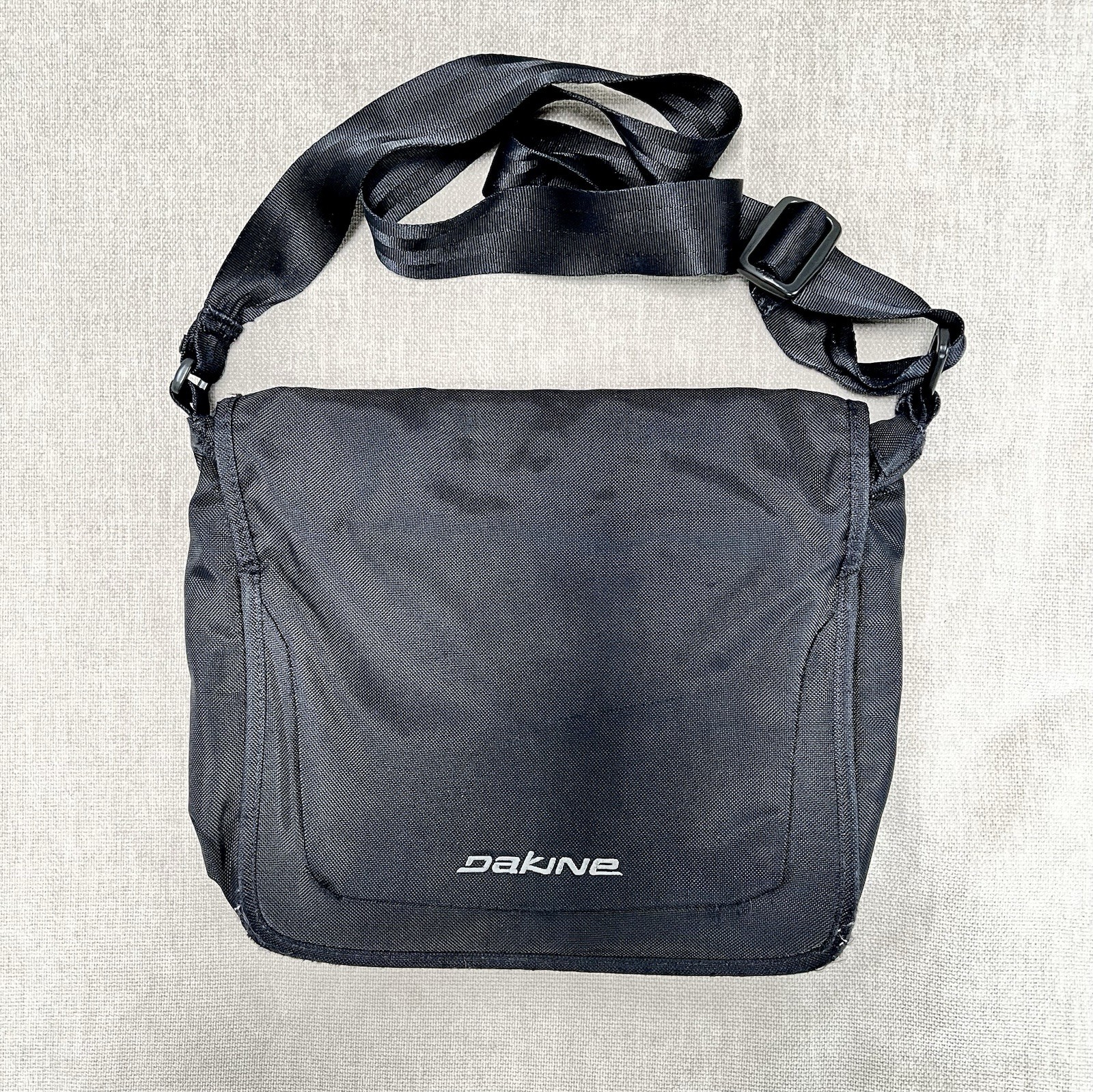DAKINE Messenger Bag Black Travel Tablet Laptop Shoulder Crossbody Magnetic READ