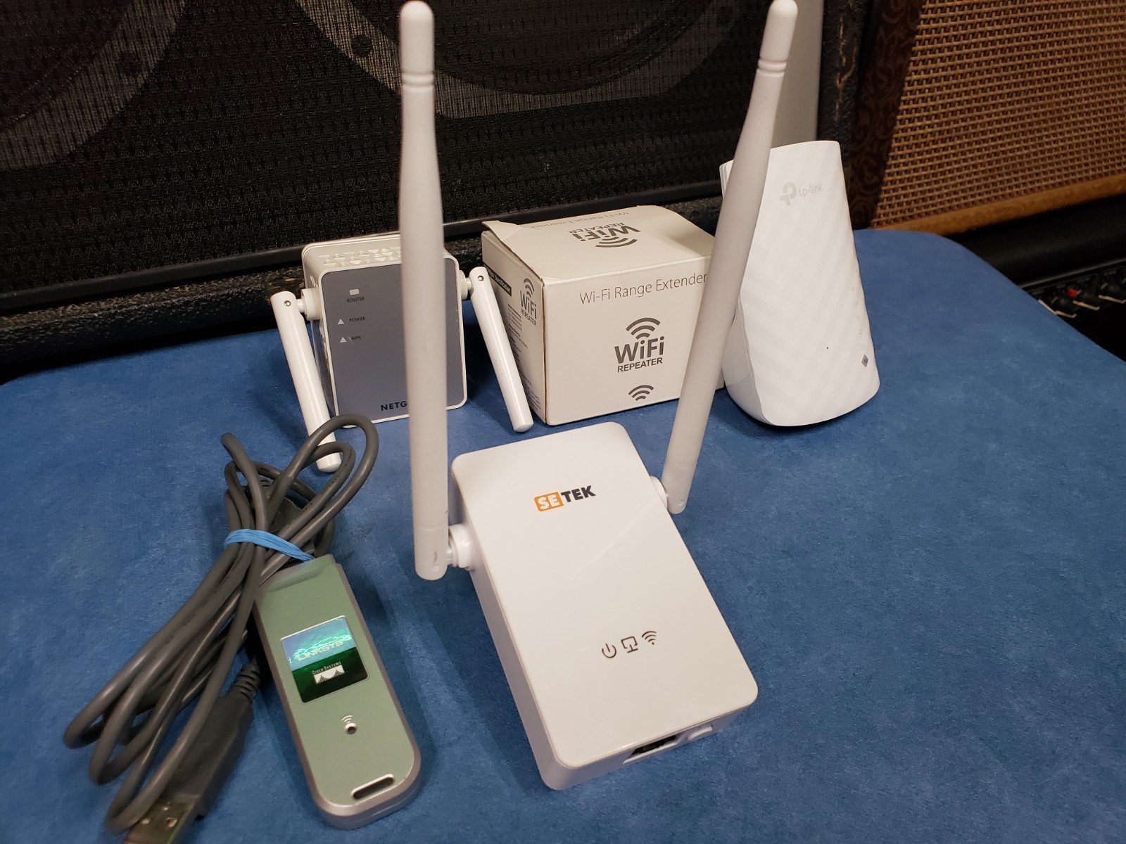 lot of wifi extenders Setek, Linksys, Netgear, tp link, wifi 4