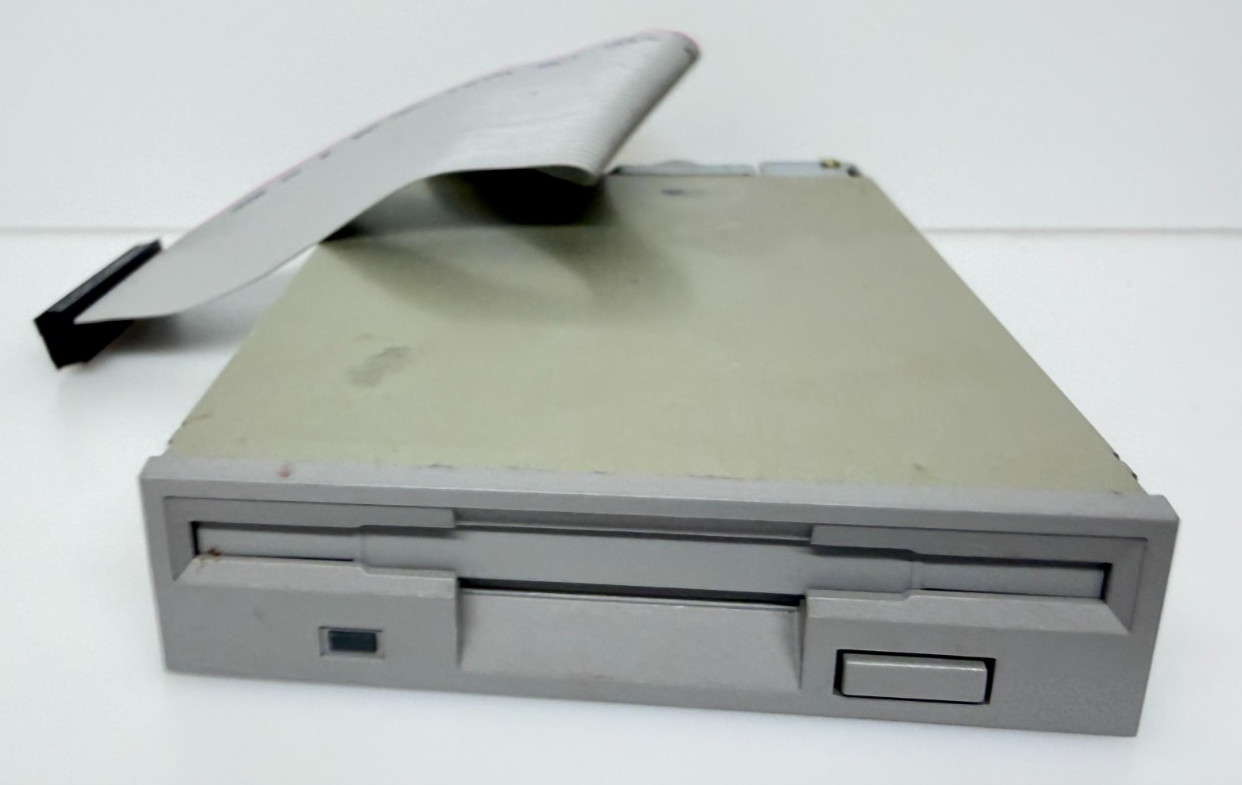Newtronics MITSUMI D359T3 3.5” FDD Floppy Disk Drive