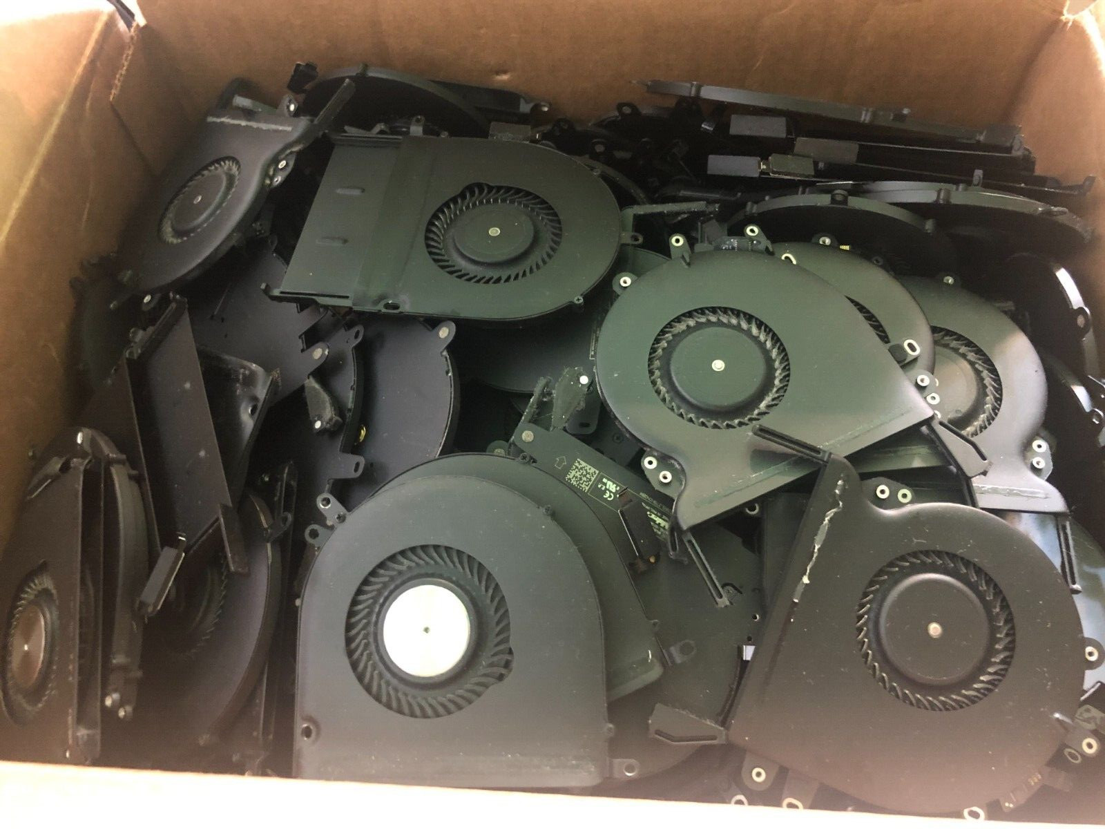 Lots of 50 Apple MacBook Fans - 50 Pieces of Cpu Cooling Fans Mixed Model Read