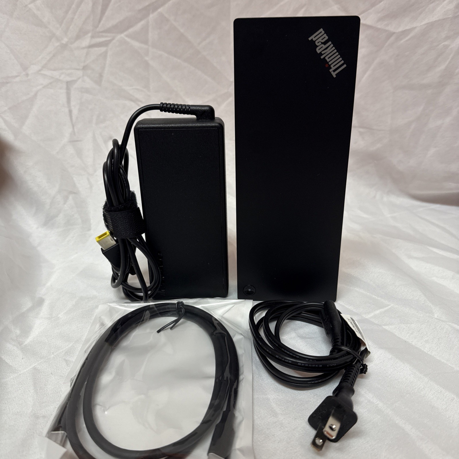 Lenovo ThinkPad Thunderbolt 3 Dock Type 40AC DBB9003L1 w/ 135W Adapter