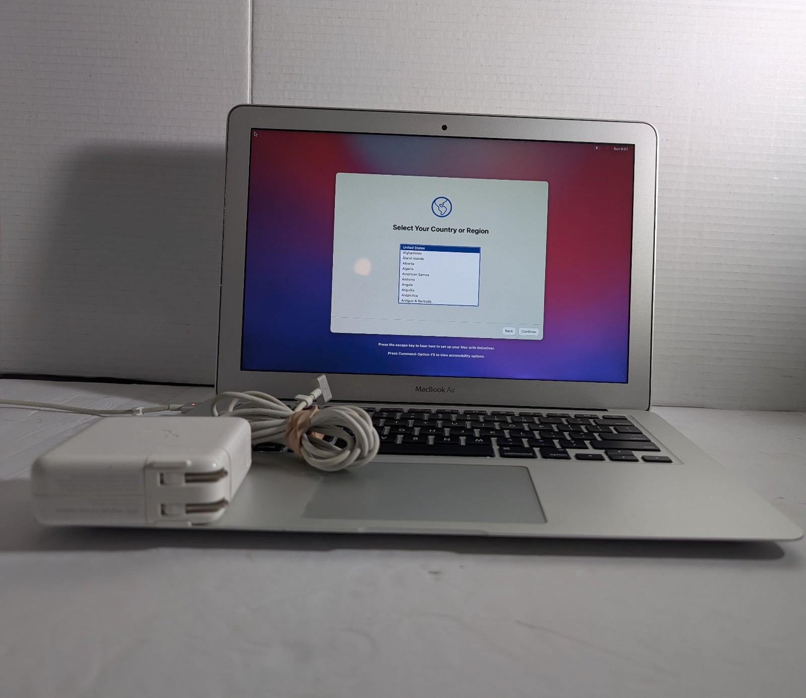 Apple MacBook Air 13" (Early 2015) 1.6GHz i5 / 4GB / 128GB SSD - Clean