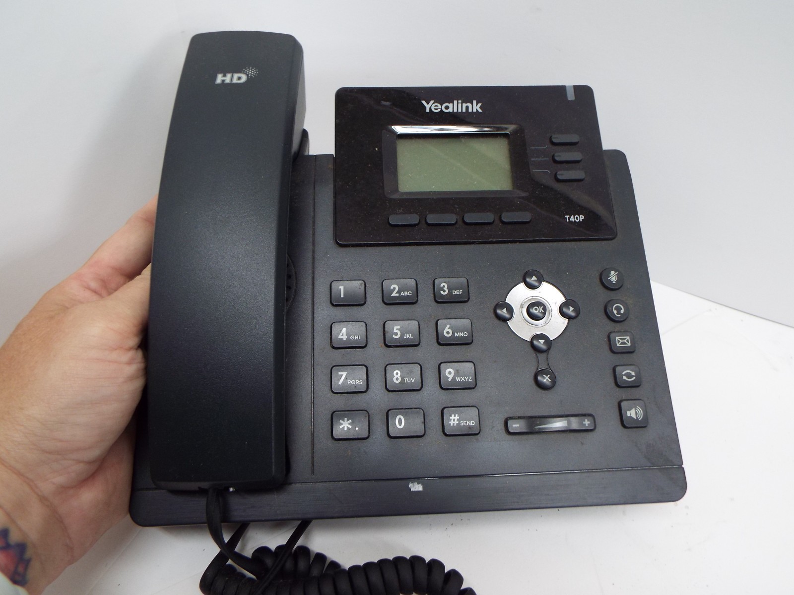 Yealink SIP-T40P 3-Line VoIP IP Desk Phone PoE w/ Handset & Power Adapter