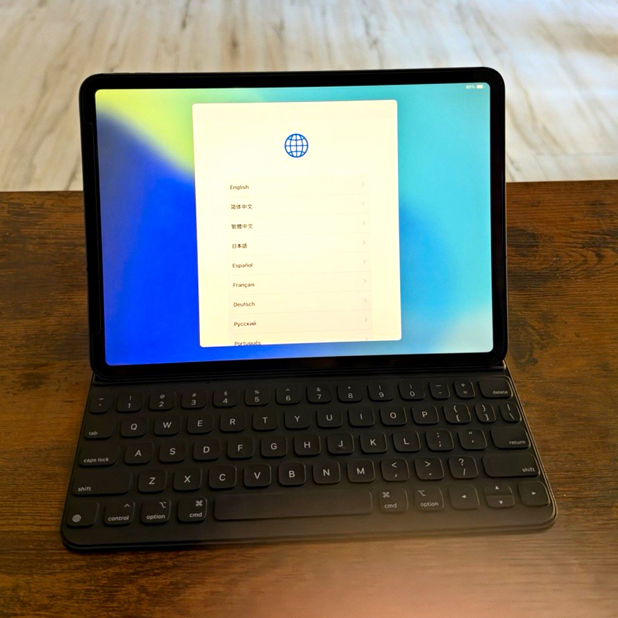 Apple iPad Pro 11 in 256GB Wi‑Fi + 5G Gray Tablet w/ Keyboard Case