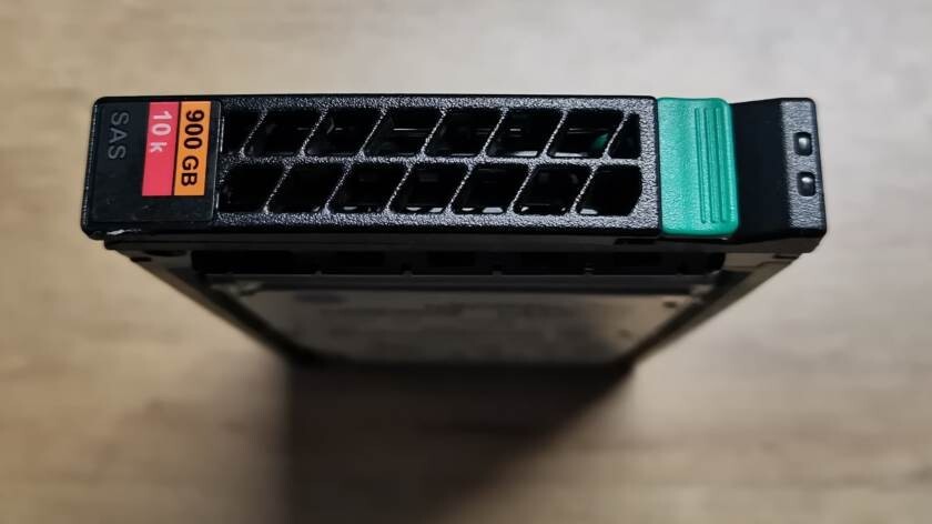 EMC XtremIO GreenPlum 105-000-228-05 118033233-02 900G 10K SAS HDD hard drive