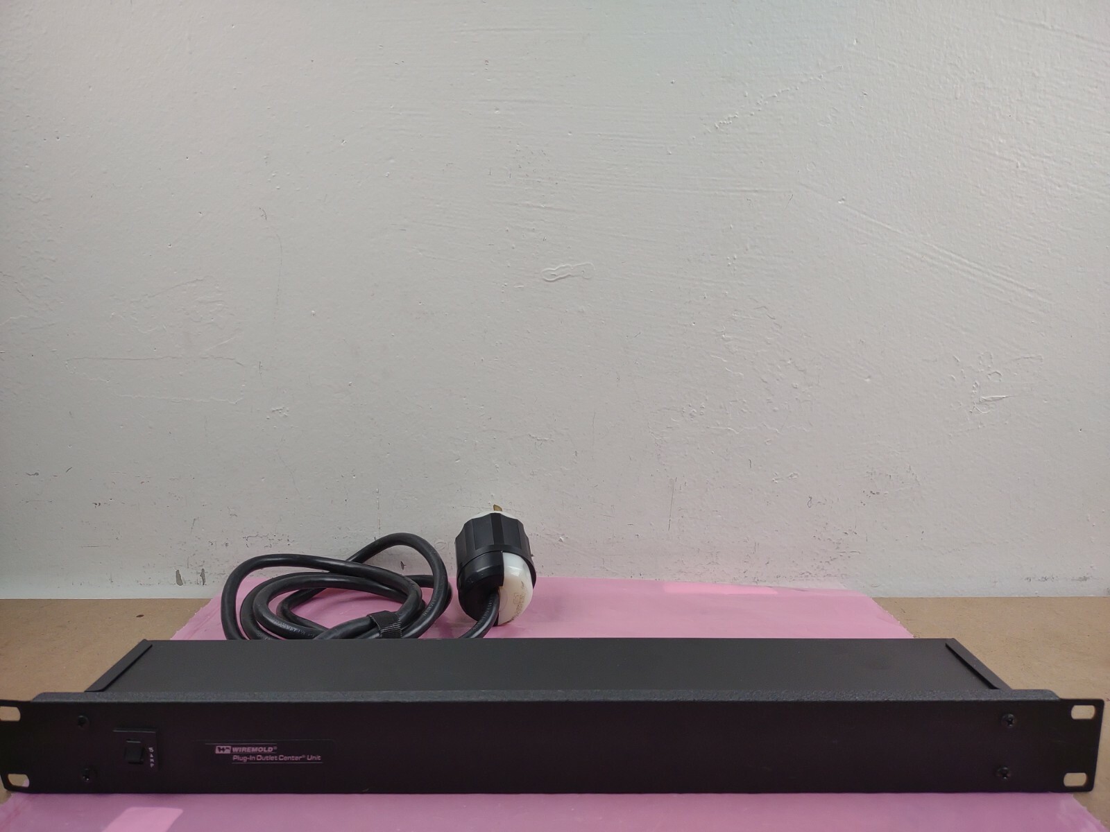 Wiremold Legrand Black 6-Outlet 15A Rackmount Power Strip 6 Ft Cord J06B0BX