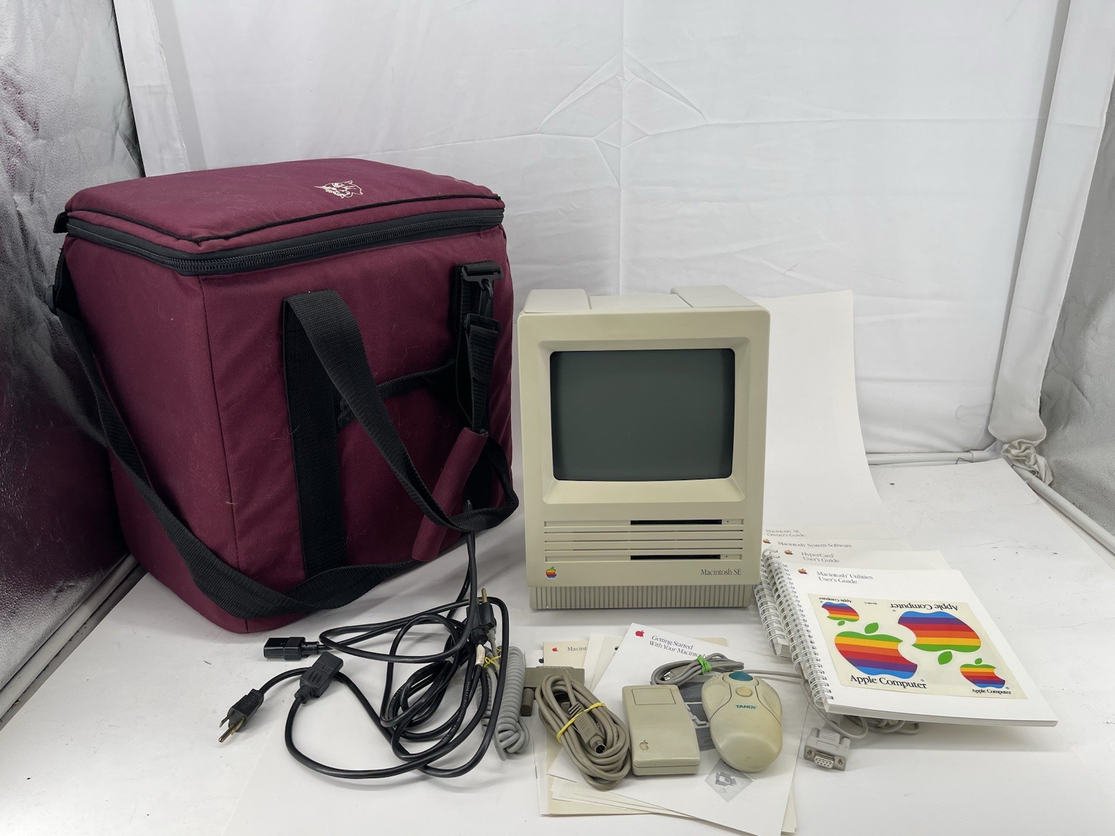Vintage Apple Macintosh SE M5010 1MB RAM Dual 800K Drives w/ Mouse Manuals Bag