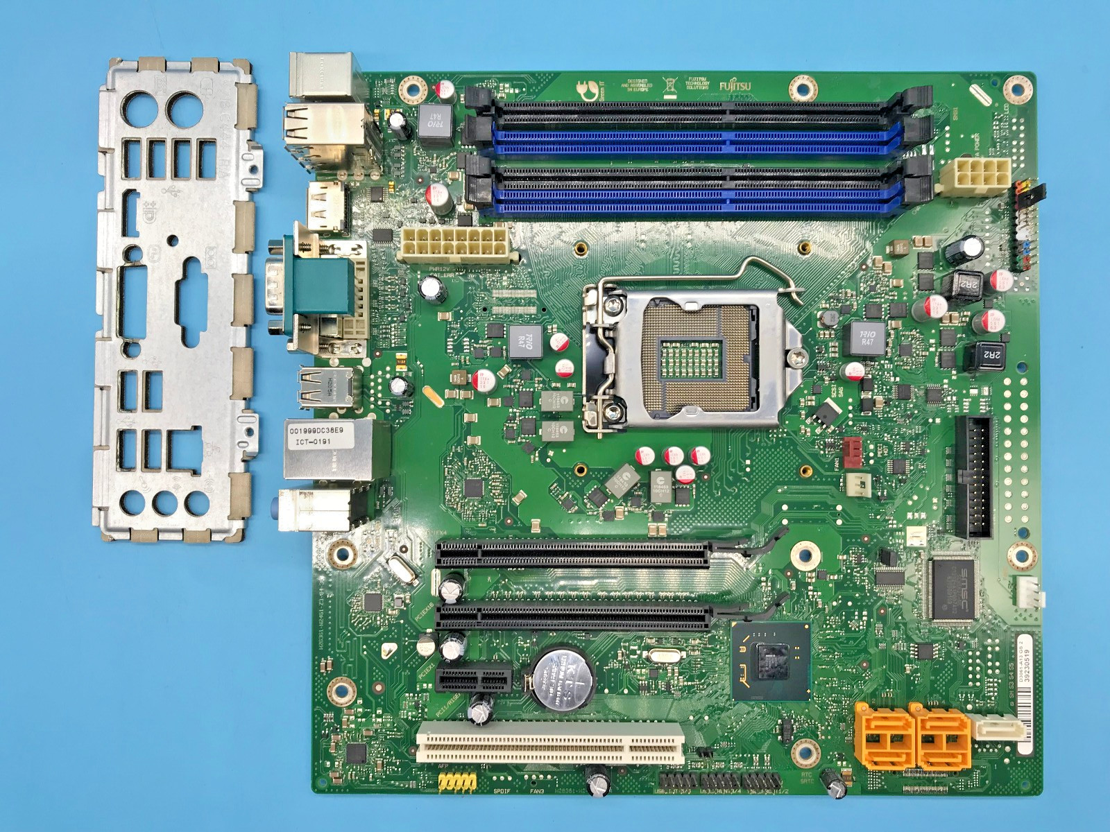 Fujitsu D3061-A13 GS 2 DDR3 - mATX - Socket 1155 - with I/O Shield #M3023