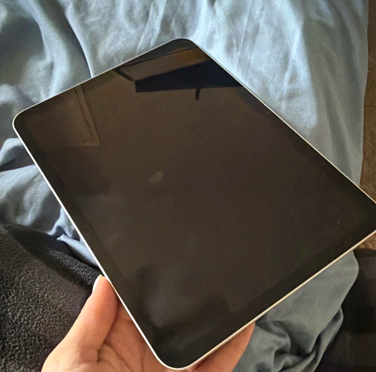 Apple iPad 10.9 in 64GB Wi‑Fi Silver Tablet w/ Typecase Keyboard Case Bundle