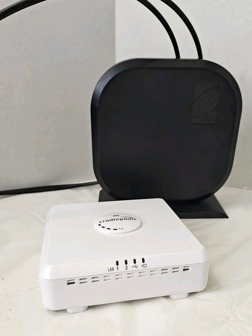 Cradlepoint CBA850 cellular wireless router With Taoglas Gemini antenna.