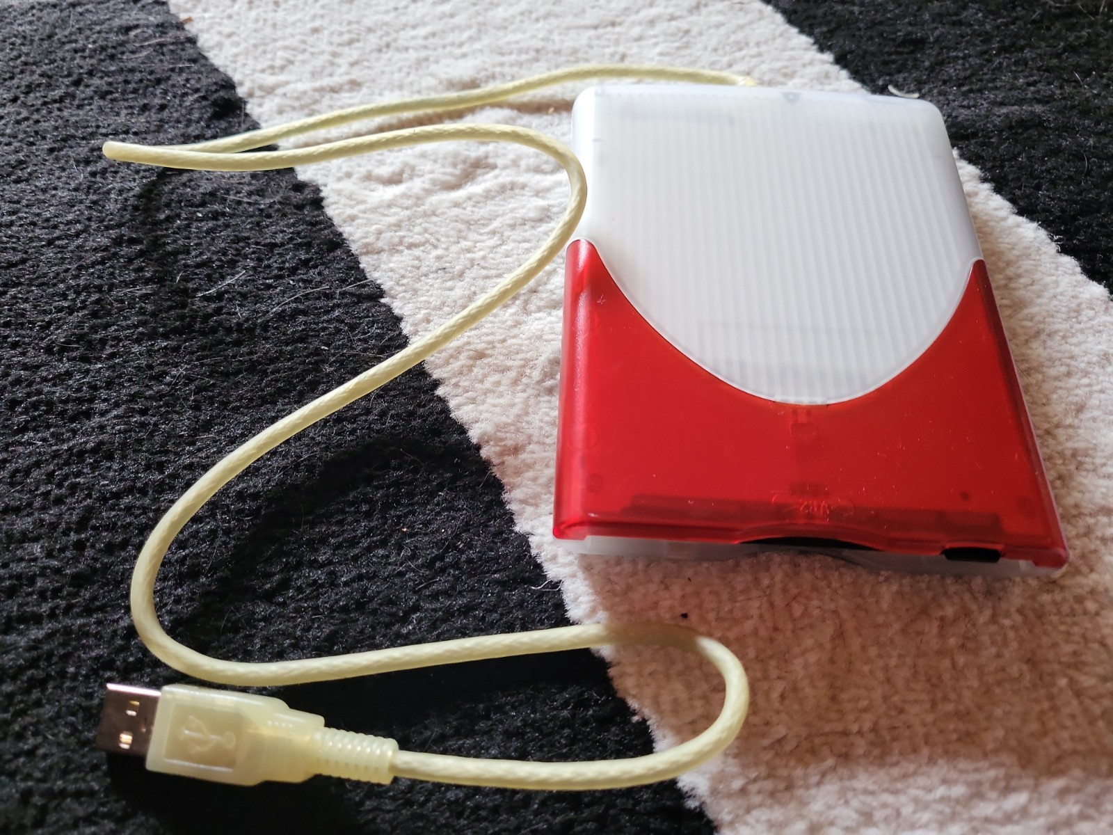VST FDUSB-M 1.44MB USB External Floppy Disk Drive white/red Vintage Mac