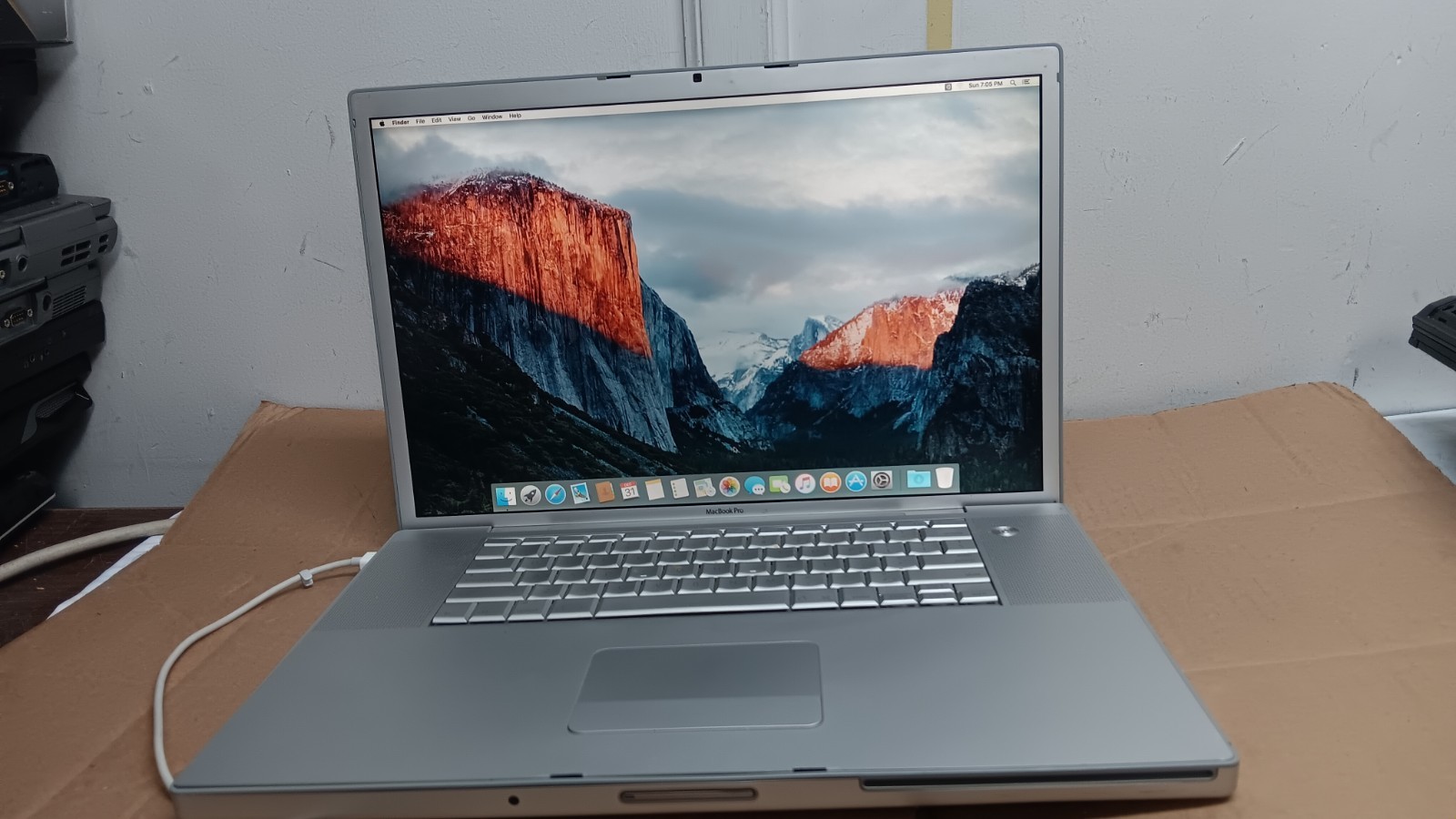 Vintage 17" Apple Macbook Pro A1229 Laptop Intel C2D @ 2.4 GHz OS X EL Capitan