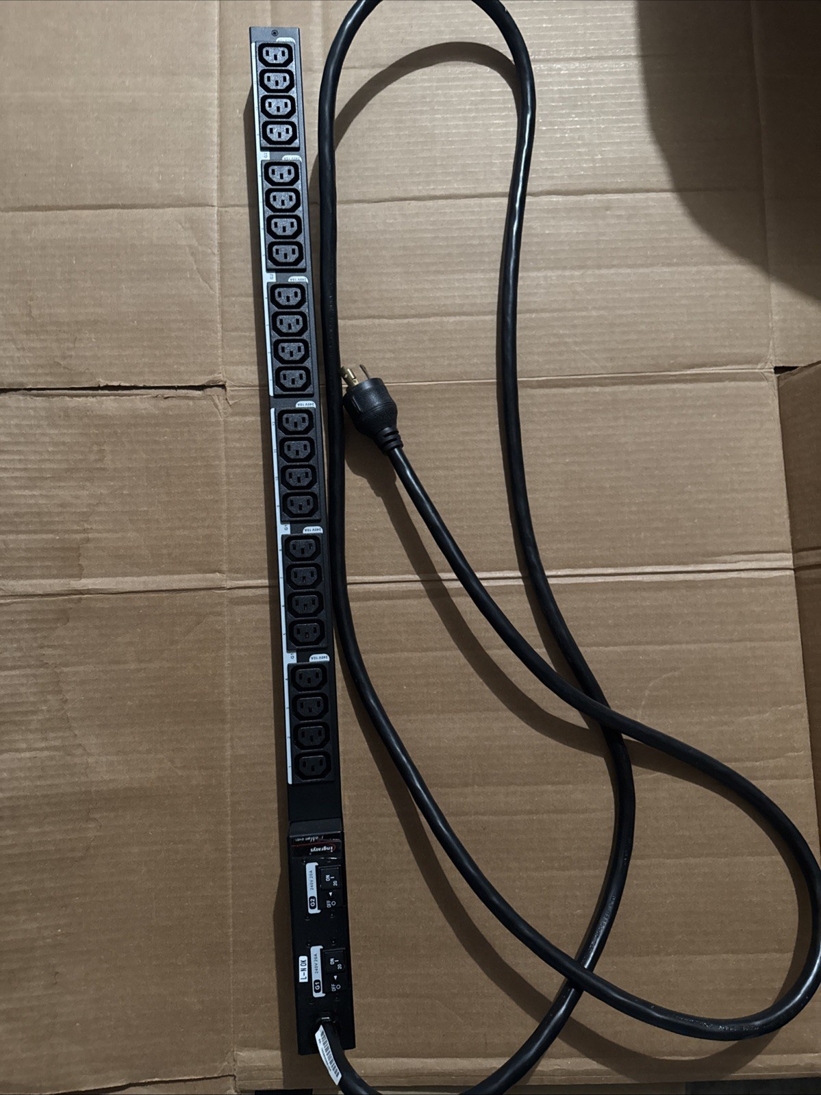 Panduit QZ1B1L2BN1441 Network POU, Vert, 30A, 1~, L6-30P Plug, 208V, 14 Rec