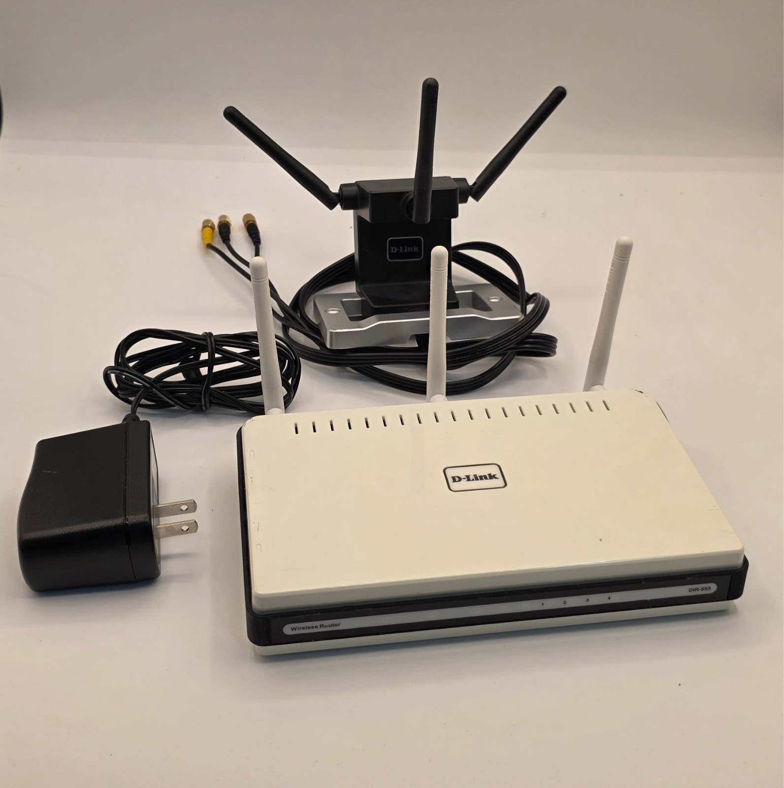 D-Link DIR-655 300 Mbps 4-Port Gigabit Wireless N Router w/extended antenna