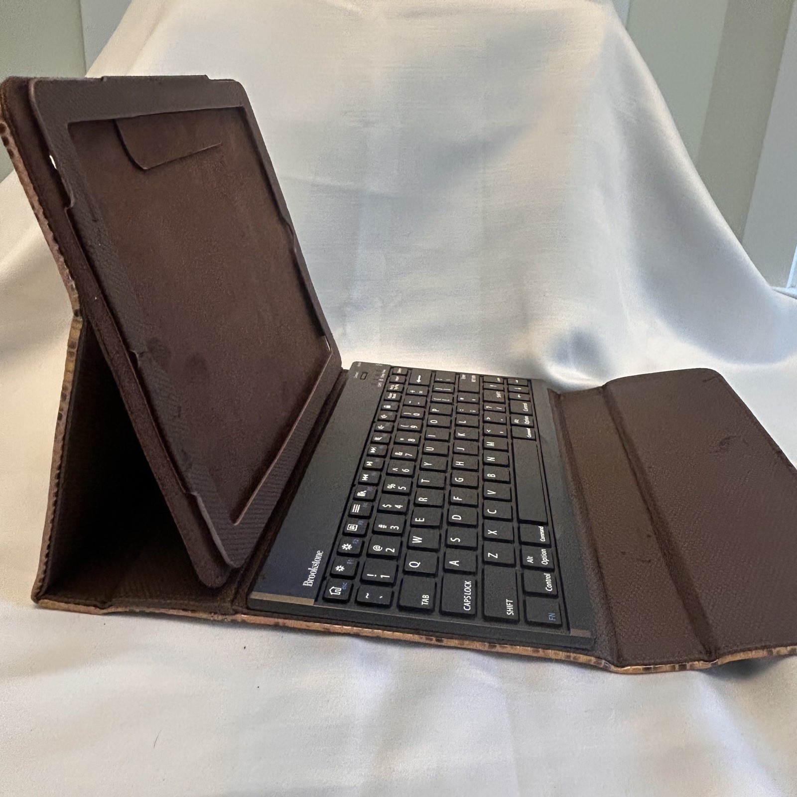 BROOKSTONE animal print IPAD/tablet CASE /W BLUETOOTH KEYBOARD, new out of box
