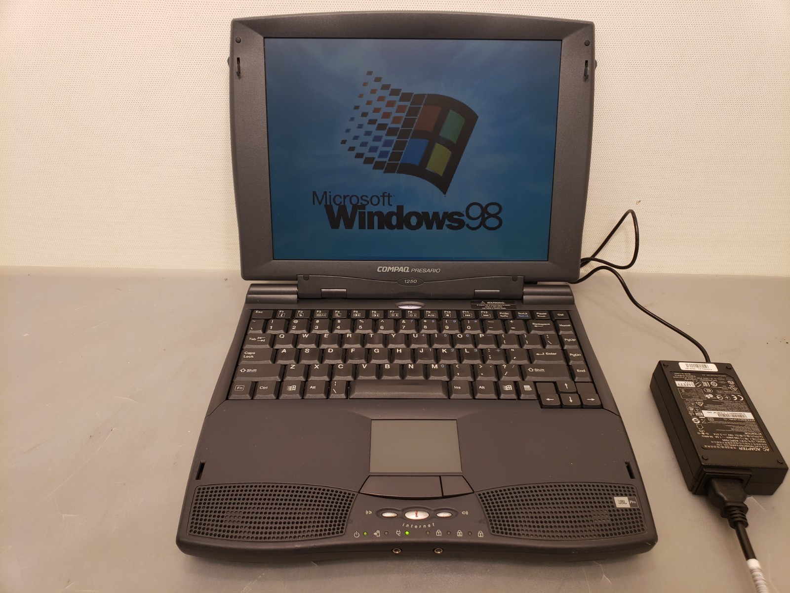 Vintage Compaq Presario 1250 Laptop AMD K6 300MHz 6.4GB Original Win98 *Clean