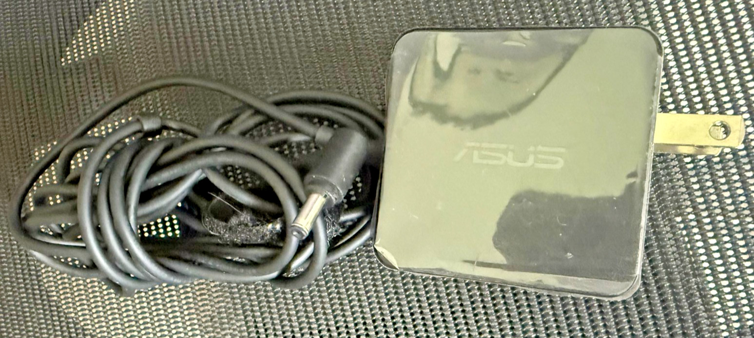 Genuine OEM ASUS AD890326 AC ADAPTER 19V 1.75A 33W 100-240V UX31E (BRAND NEW)