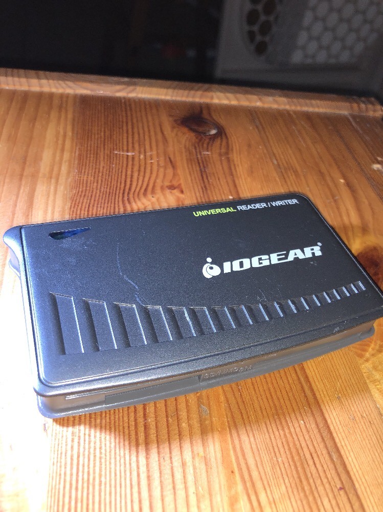 IOGEAR GFR280 Universal Memory Bank Hi-Speed USB 2.0 MEMORY CARD READER/ WRITER 