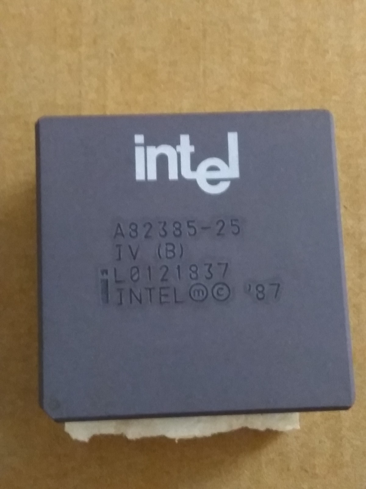 A82385-25 Intel A82385 Vintage Rare PGA Gold. (Cache Controller)
