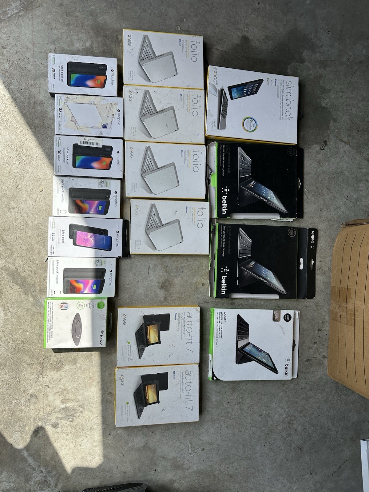 Lot of 17 Belkin Morphie Zagg iPhone / Samsung / iPad Pro / iPad Air / Universal