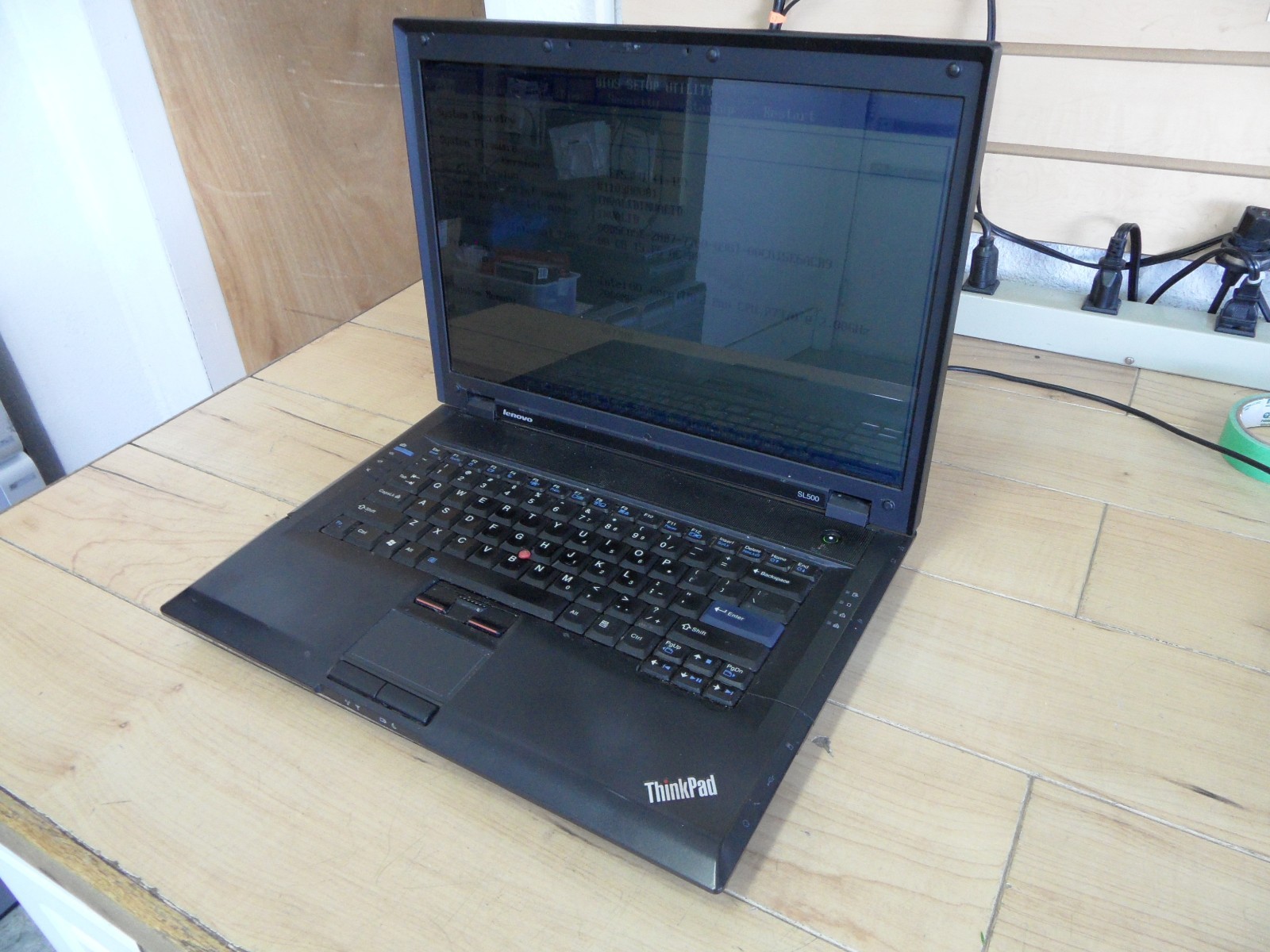 Lenovo SL500 Laptop For Parts Posted Bios No Hard Drive Loud Fan Cracked *