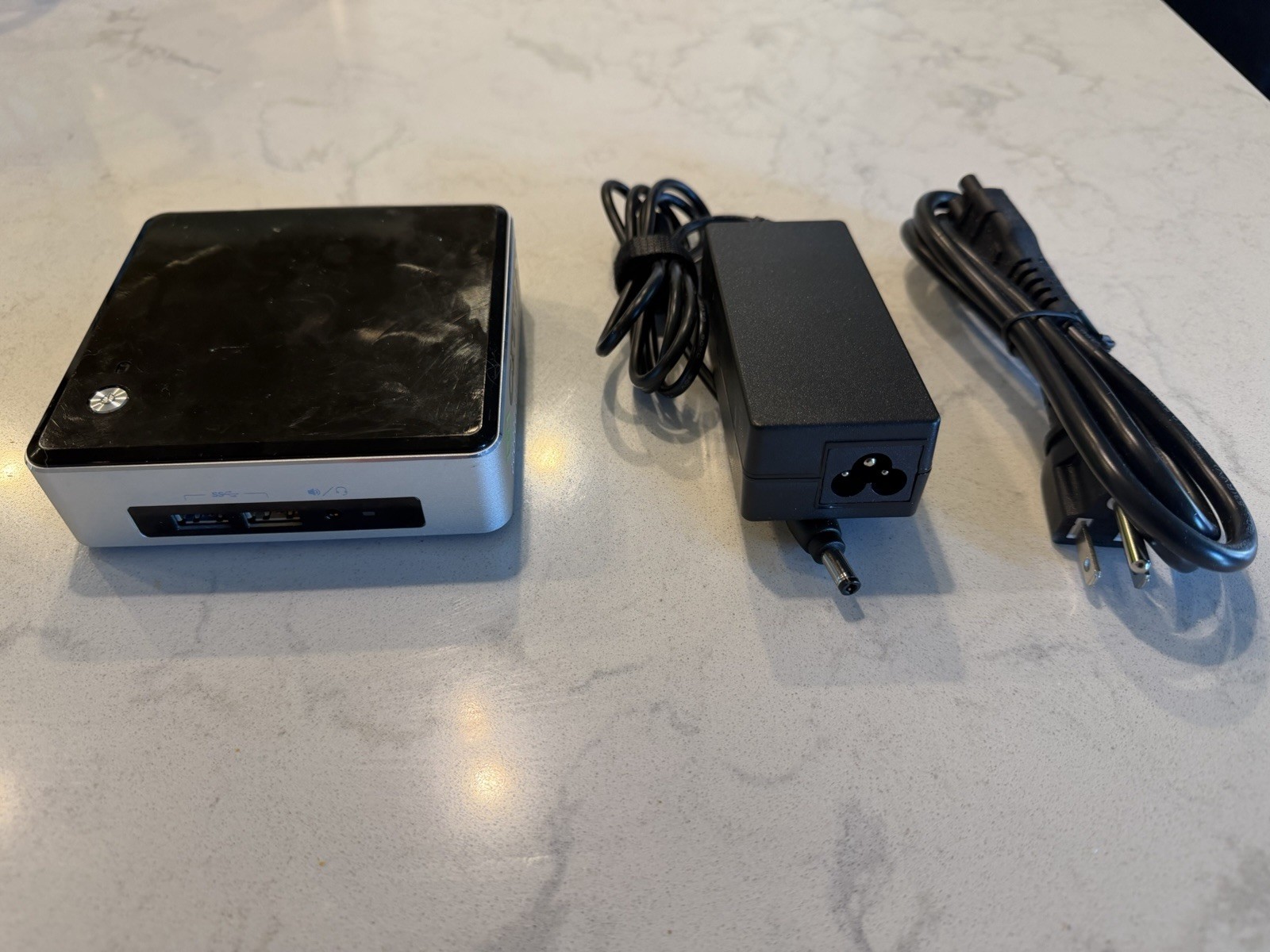 Intel NUC NUC6I5SYK (Intel Core i5-6260U 8GB DDR4 256GB NVMe SSD) w/Power Supply