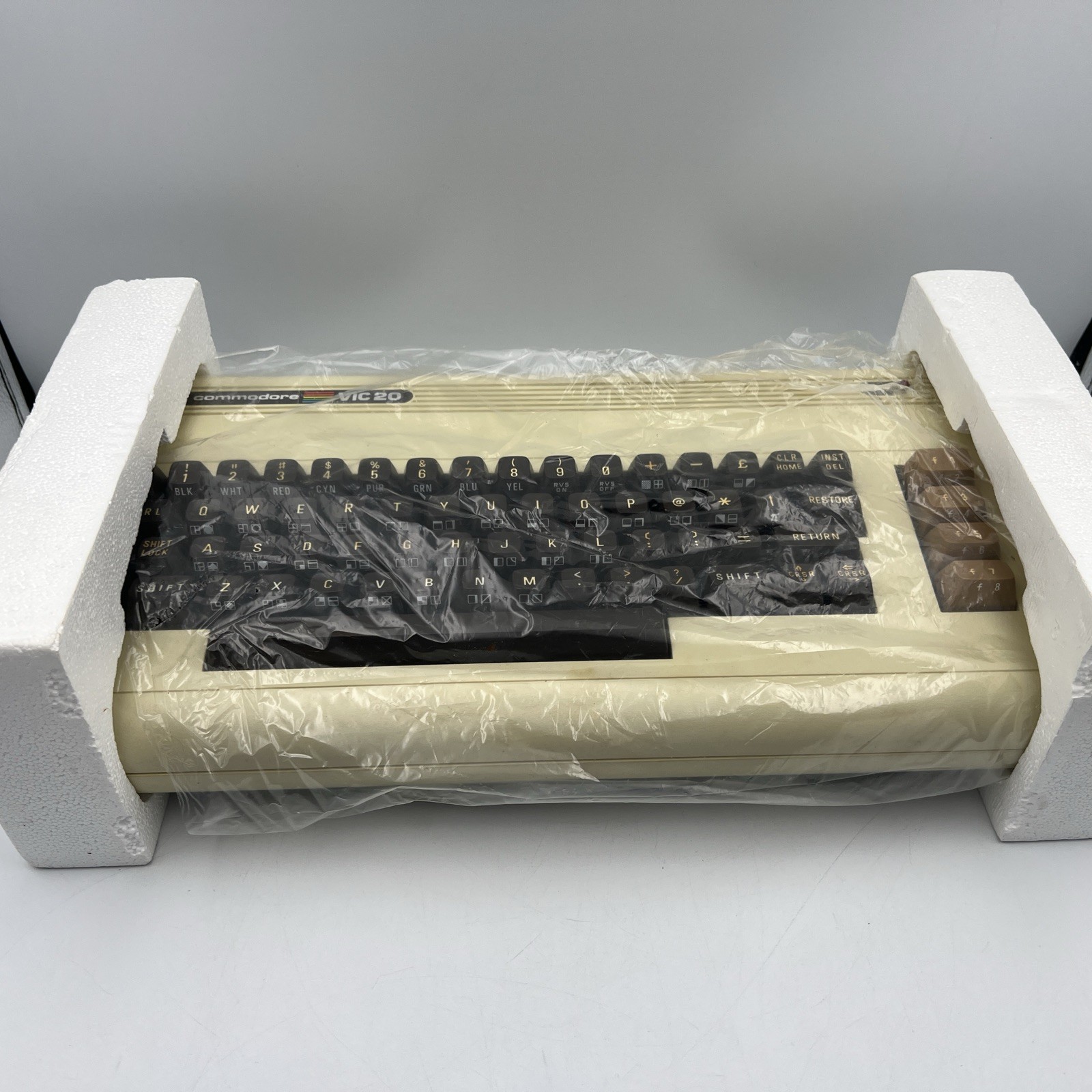 VINTAGE COMMODORE VIC-20 COMPUTER KEYBOARD - (FOR PARTS) UNTESTED
