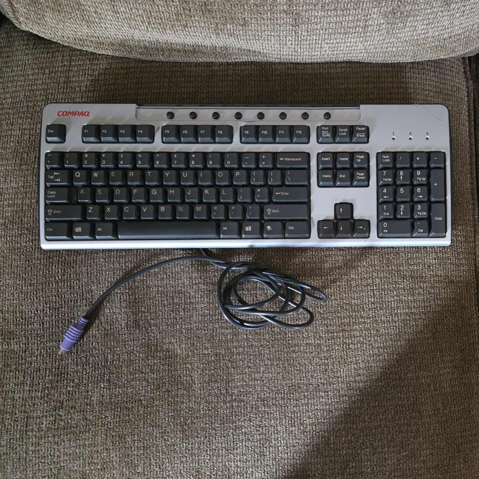 Compaq 271122-001 PS/2 wired Keyboard Model KB-0133 TESTED- WORKS