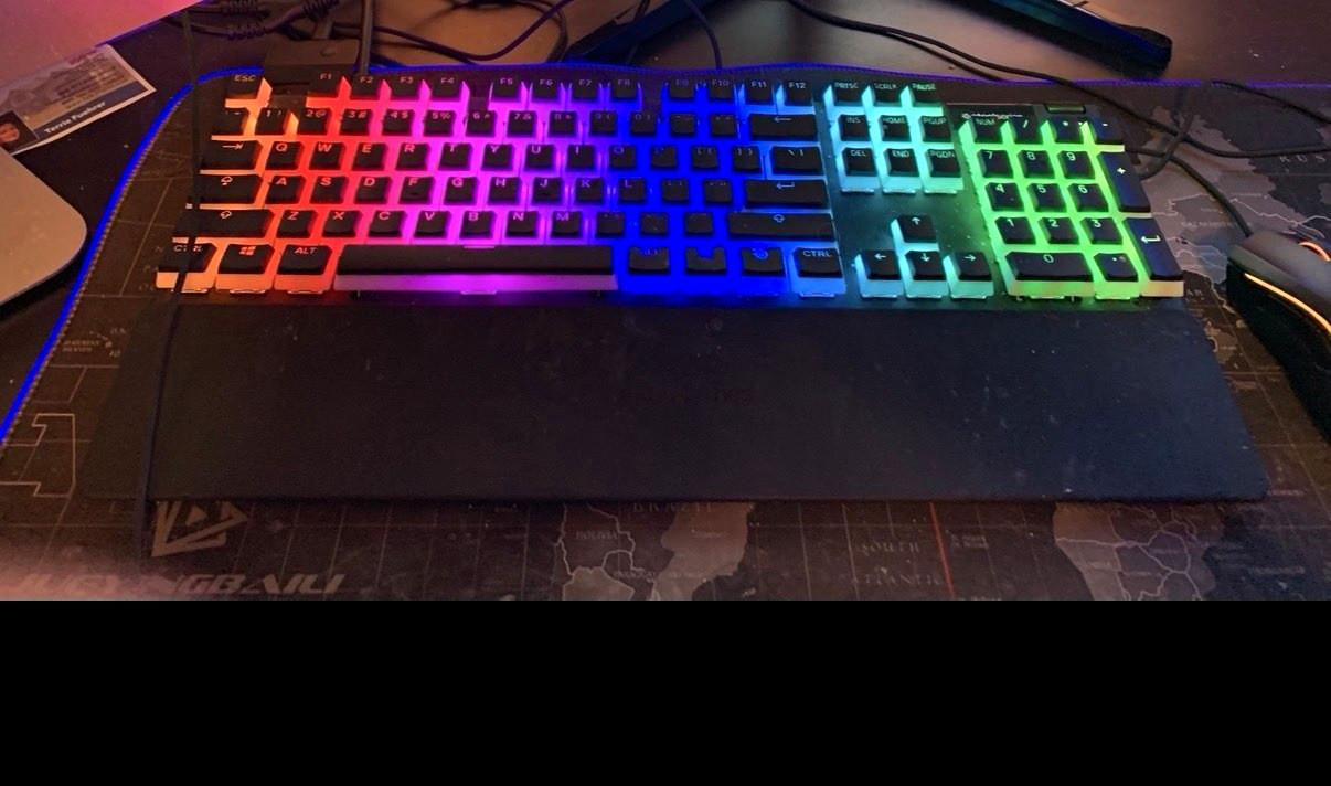 SteelSeries RGB apex pro Gaming Keyboard w/ Wrist Rest Full Size QWERTY