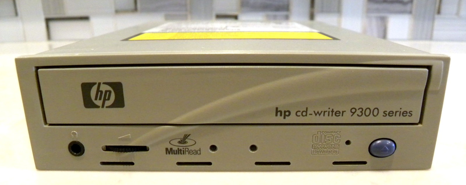 HP CD-Writer 9300 Series CD-R/W 32X IDE PATA Internal Optical Drive WORKING