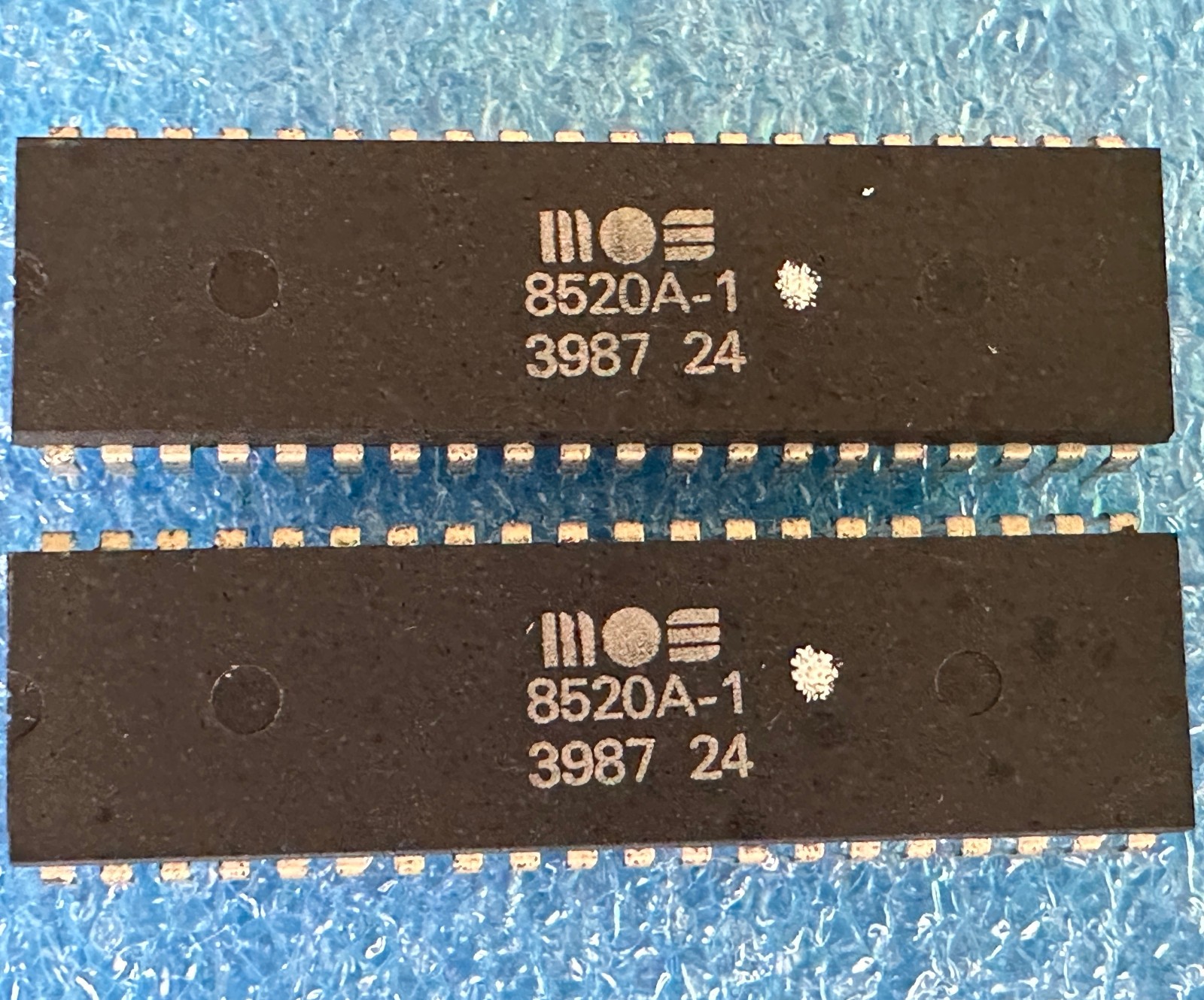 8520A-1 CSG/MOS ODD EVEN (x2) from an AMIGA 500 REV.6A #39 87