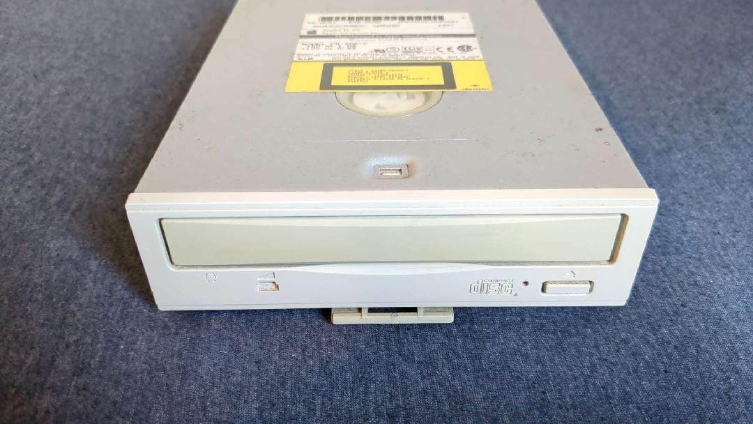 AppleCD 8X SCSI Model CR-506-C w/ Adapter Boards & Drive Sled untested