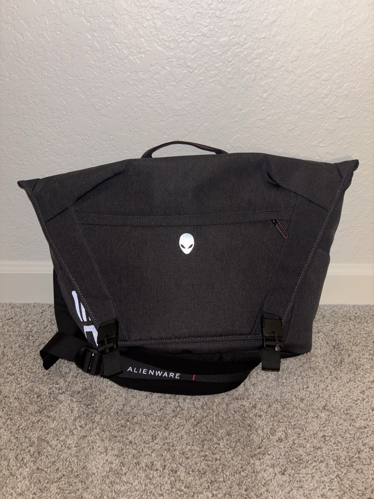 Mobile Edge Alienware 17.3" Screen Device Carrying Case Messenger Bag AWA51MB17