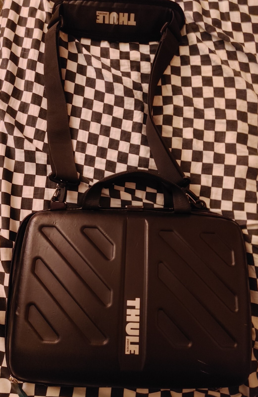 Thule Hard Laptop Case Attache Shoulder Bag 13" by 9" for Macbook Air
