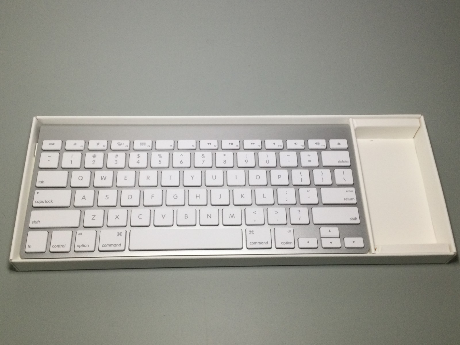 Apple A1314 Wireless Keyboard - MC184LL/B