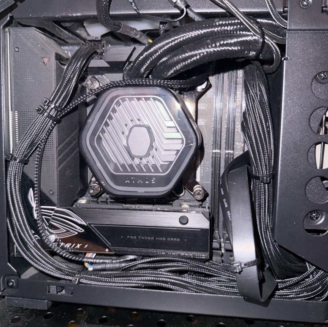 Intel i7-1200k+ Cooler Master 240 Atmos 240mm+ ASUS ROG Strix Z690-|