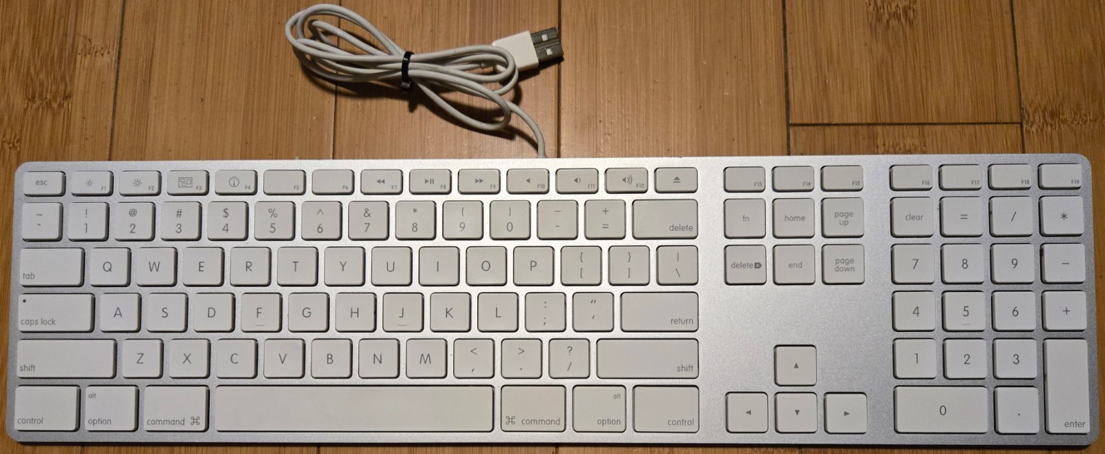 Genuine Apple A1243 Aluminum Wired Keyboard with Numeric Keypad Cleaned & Tested