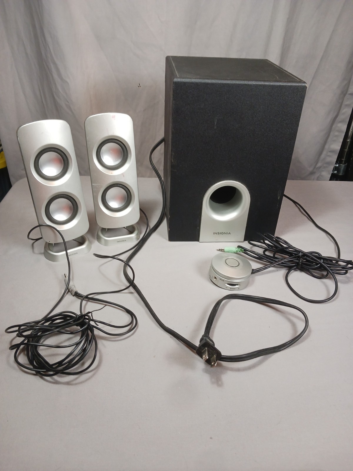 Insignia Powered Computer 2.1 Speaker System with Control Pad NS-PSD5321 Silver