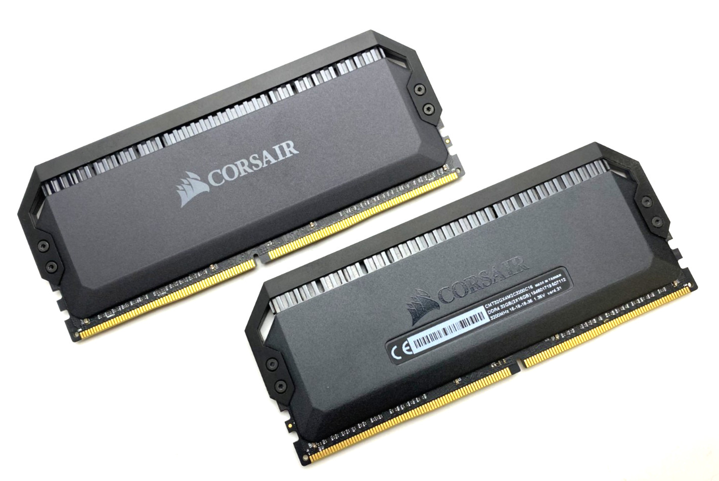 CORSAIR DOMINATOR PLATINUM RGB 32GB (2x16GB) DDR4 3200MHz RAM CMT32GX4M2C3200C16